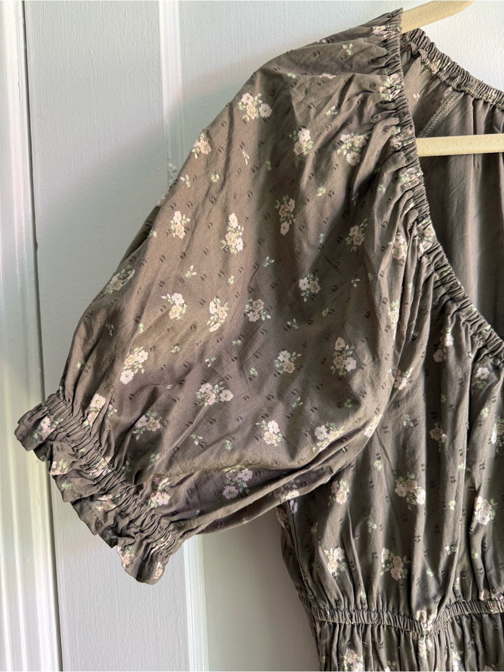 Women’s Olive Floral Midi Dress with Puff Sleeves - Picture 4 of 11